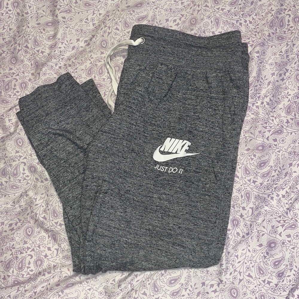 Nike Women's Sportswear Gym Vintage Capri Pants size medium